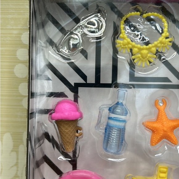 Barbie Summer Accessories - Picture 3 of 5